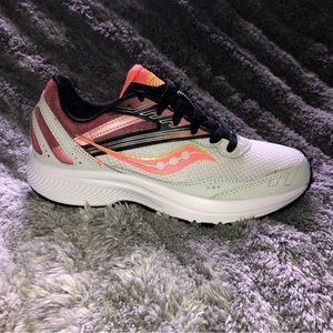 Women saucony shoes
